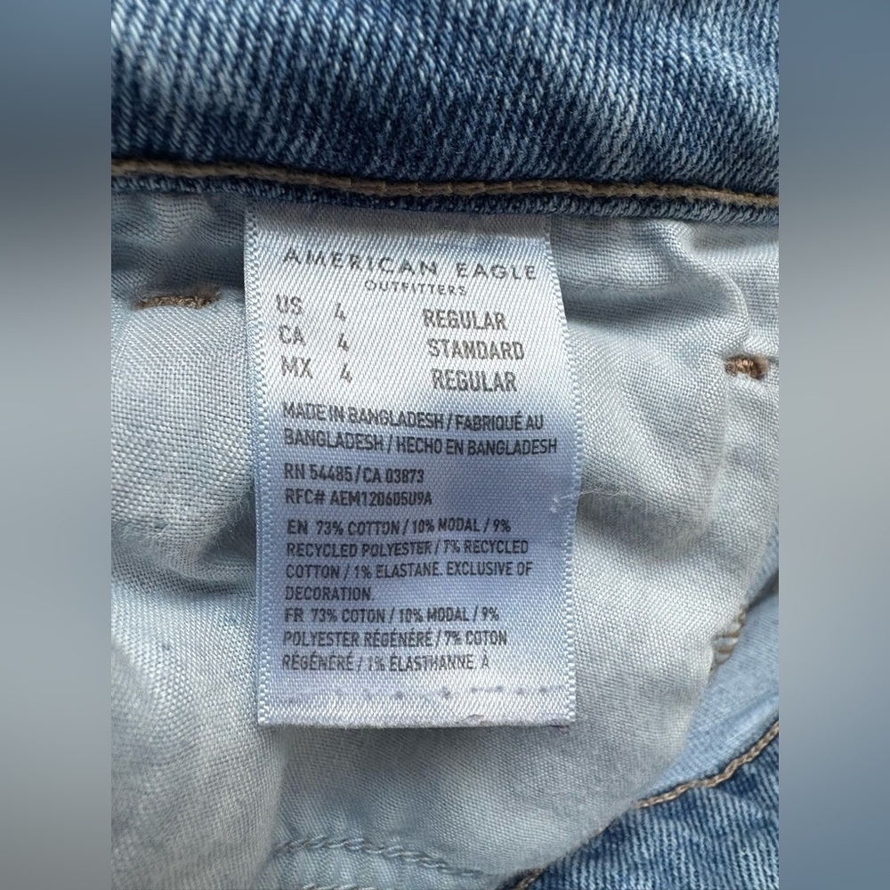 America Eagle Light Wash Mom Jeans - Picture 7 of 8